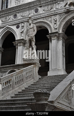 Die kolossalen Marmorstatue von Mars, der Gott des Krieges, steht eindrucksvoll auf der Treppe des Riesen innerhalb der Dogenpalast, Venedig, Italien, Europa. Stockfoto