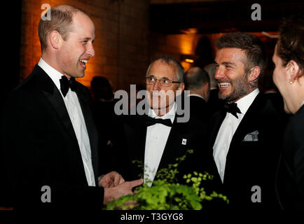 Der Herzog von Cambridge (links) spricht mit David Beckham und sein Sohn Brooklyn (beide rechts), während der weltweiten Premiere des Netflix "Unser Planet" am Natural History Museum, Kensington, London, gehostet von Sir David Attenborough. Stockfoto