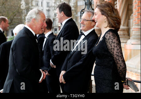 Der Prinz von Wales Gespräche mit World Wildlife Fund (WWF), UK Chief Executive Tanya Steele, während der weltweiten Premiere des Netflix "Unser Planet" am Natural History Museum, Kensington, London, gehostet von Sir David Attenborough. Stockfoto