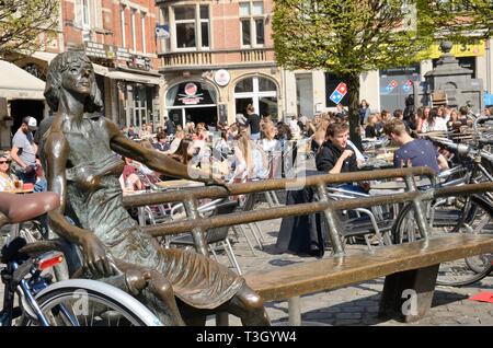 Leuven, Belgien - April 1, 2019: Frau Bronze Skulptur von Fred Bellefroid am Alten Markt Plaza in der Stadt Leuven, die Hauptstadt der Provinz Stockfoto