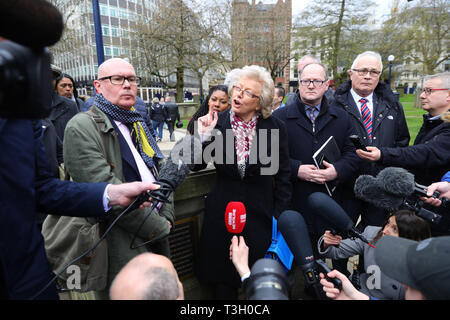 Julie Hambleton (Mitte) spricht mit den Medien außerhalb der Ziviljustiz in Birmingham nach Abschluss der gerichtlichen Untersuchungen in Birmingham (1974) in das pub Bombardierungen, die 21 Menschen getötet. Die sechs weiblichen und fünf männlichen Juroren abgeschlossen alle Opfer der 1974 IRA Birmingham pub Bombardierungen rechtswidrig getötet wurden, nach einer Richtung von coroner Sir Peter Thornton QC. Stockfoto