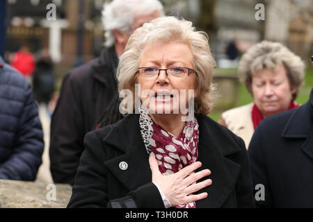 Julie Hambleton (Mitte) spricht mit den Medien außerhalb der Ziviljustiz in Birmingham nach Abschluss der gerichtlichen Untersuchungen in Birmingham (1974) in das pub Bombardierungen, die 21 Menschen getötet. Die sechs weiblichen und fünf männlichen Juroren abgeschlossen alle Opfer der 1974 IRA Birmingham pub Bombardierungen rechtswidrig getötet wurden, nach einer Richtung von coroner Sir Peter Thornton QC. Stockfoto