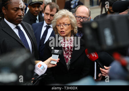 Julie Hambleton (Mitte) spricht mit den Medien außerhalb der Ziviljustiz in Birmingham nach Abschluss der gerichtlichen Untersuchungen in Birmingham (1974) in das pub Bombardierungen, die 21 Menschen getötet. Die sechs weiblichen und fünf männlichen Juroren abgeschlossen alle Opfer der 1974 IRA Birmingham pub Bombardierungen rechtswidrig getötet wurden, nach einer Richtung von coroner Sir Peter Thornton QC. Stockfoto