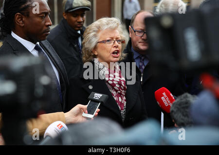 Julie Hambleton (Mitte) spricht mit den Medien außerhalb der Ziviljustiz in Birmingham nach Abschluss der gerichtlichen Untersuchungen in Birmingham (1974) in das pub Bombardierungen, die 21 Menschen getötet. Die sechs weiblichen und fünf männlichen Juroren abgeschlossen alle Opfer der 1974 IRA Birmingham pub Bombardierungen rechtswidrig getötet wurden, nach einer Richtung von coroner Sir Peter Thornton QC. Stockfoto