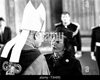 Die Premierministerin Margaret Thatcher unterhält sich mit dem Erzbischof von Canterbury Dr. Robert Runcie außerhalb St Paul's Cathedral, London, den Service und die enthüllung von Queen Elizabeth II. der South Atlantic Kampagne Denkmal, das der 3. Jahrestag des Endes der Falkland Konflikt markiert. Stockfoto