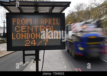 Ein Blick auf ein Zeichen in der Nähe von Embankment, London, Pendler, die ab 8. April wird mit einem Ultra Low Emission Zone für 24 Stunden am Tag, sieben Tage die Woche. Stockfoto