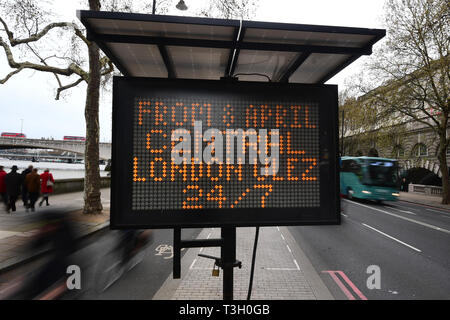 Ein Blick auf ein Zeichen in der Nähe von Embankment, London, Pendler, die ab 8. April wird mit einem Ultra Low Emission Zone für 24 Stunden am Tag, sieben Tage die Woche. Stockfoto