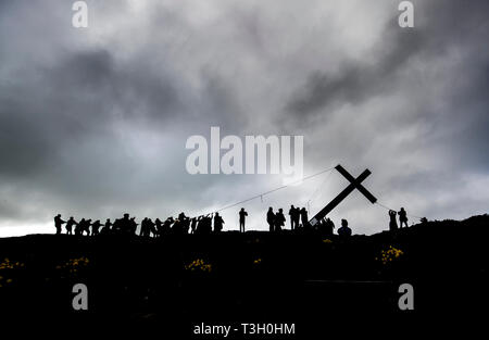 Über 50 Leute, installieren Sie einen 36 Meter hohen Kreuz vor Ostern auf Überraschung Anzeigen im oberen Bereich Otley Chevin in Yorkshire. Stockfoto
