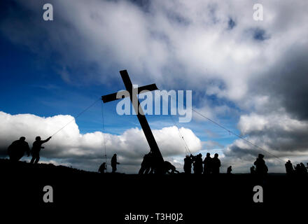 Über 50 Leute, installieren Sie einen 36 Meter hohen Kreuz vor Ostern auf Überraschung Anzeigen im oberen Bereich Otley Chevin in Yorkshire. Stockfoto