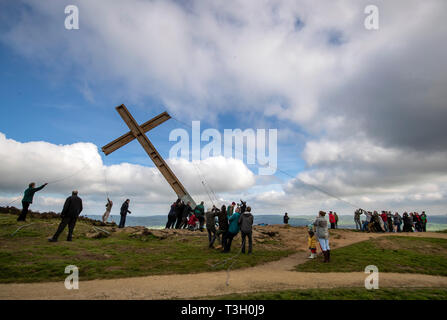 Über 50 Leute, installieren Sie einen 36 Meter hohen Kreuz vor Ostern auf Überraschung Anzeigen im oberen Bereich Otley Chevin in Yorkshire. Stockfoto