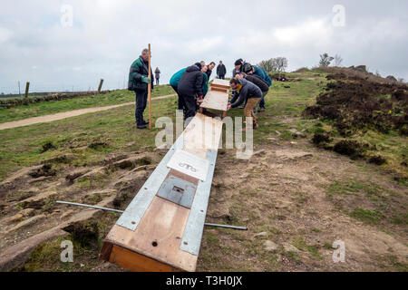 Über 50 Leute, installieren Sie einen 36 Meter hohen Kreuz vor Ostern auf Überraschung Anzeigen im oberen Bereich Otley Chevin in Yorkshire. Stockfoto