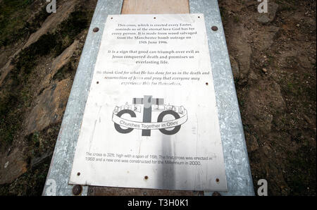Über 50 Leute, installieren Sie einen 36 Meter hohen Kreuz vor Ostern auf Überraschung Anzeigen im oberen Bereich Otley Chevin in Yorkshire. Stockfoto