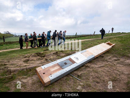 Über 50 Leute, installieren Sie einen 36 Meter hohen Kreuz vor Ostern auf Überraschung Anzeigen im oberen Bereich Otley Chevin in Yorkshire. Stockfoto