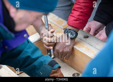 Über 50 Leute, installieren Sie einen 36 Meter hohen Kreuz vor Ostern auf Überraschung Anzeigen im oberen Bereich Otley Chevin in Yorkshire. Stockfoto