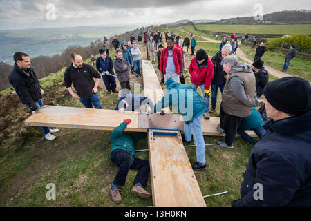 Über 50 Leute, installieren Sie einen 36 Meter hohen Kreuz vor Ostern auf Überraschung Anzeigen im oberen Bereich Otley Chevin in Yorkshire. Stockfoto