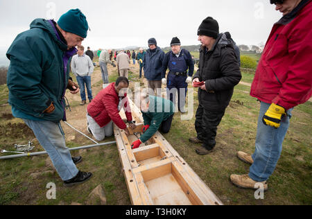 Über 50 Leute, installieren Sie einen 36 Meter hohen Kreuz vor Ostern auf Überraschung Anzeigen im oberen Bereich Otley Chevin in Yorkshire. Stockfoto