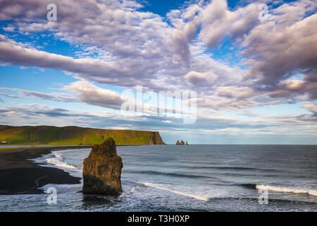 Malerische isländische Landschaft mit Arnardrangur (Eagle Rock) basalt Meer Stapel auf der Reynisfjara schwarzen vulkanischen Sand Strand in der Nähe von Vík í Mýrd Stockfoto