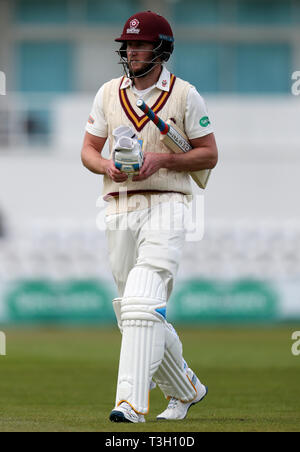 Von Northamptonshire Alex Wakley verlässt den eingereicht von Spielen, nachdem die von Middlesex Sam Robson gefangen, während einem Tag Specsavers County Championship Division zwei Gleichen am Boden, Northampton County. Stockfoto