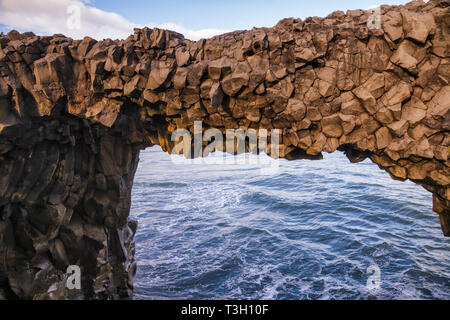 Natürlicher Basalt arch an Dyrholaey Vorgebirge in der Nähe des Dorfes Vik i Myrdal, eine beliebte Touristenattraktion an der südlichen Küste von Island, Skandinavien Stockfoto