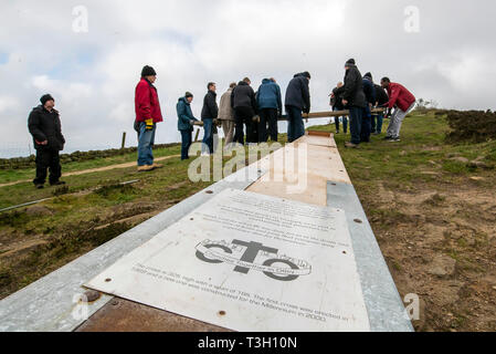 Über 50 Leute, installieren Sie einen 36 Meter hohen Kreuz vor Ostern auf Überraschung Anzeigen im oberen Bereich Otley Chevin in Yorkshire. Stockfoto