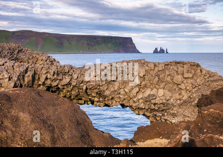 Natürlicher Basalt arch an Dyrholaey Vorgebirge in der Nähe des Dorfes Vik i Myrdal, eine beliebte Touristenattraktion an der südlichen Küste von Island, Skandinavien, Stockfoto