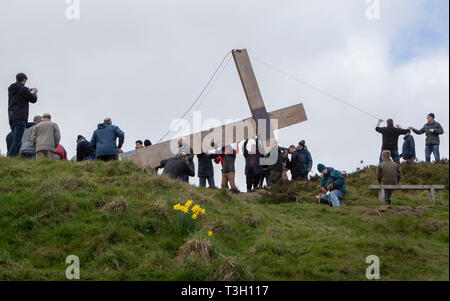 Über 50 Leute, installieren Sie einen 36 Meter hohen Kreuz vor Ostern auf Überraschung Anzeigen im oberen Bereich Otley Chevin in Yorkshire. Stockfoto