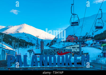 Bei Palandoken Ski Center, Erzurum, Türkei - März 30, 2019: Skilifte und paladoken Skigebiet am ejder Hügel in Palandoken Berg, Erzurum, Türkei Stockfoto