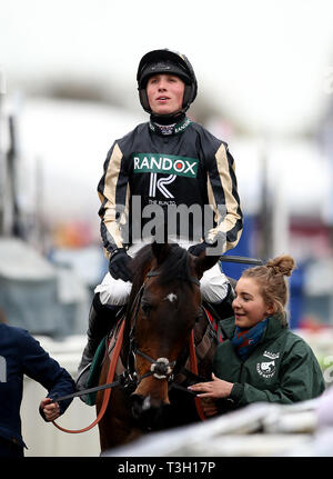 Jockey Harry Cobden feiert den Gewinn der Weatherbys Racing Bank Standard Open NH flach Rennen mit McFabulous während Damen Tag des 2019 Randox Gesundheit Grand National in Aintree Racecourse. Stockfoto