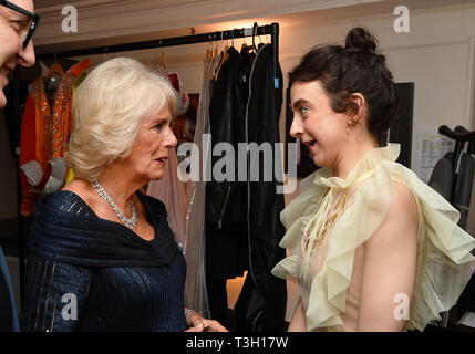 Die Herzogin von Cornwall spricht mit Patsy Ferran, Sieger der beste Schauspielerin ausgezeichnet, nach dem Besuch der Olivier Awards in der Royal Albert Hall in London. Stockfoto