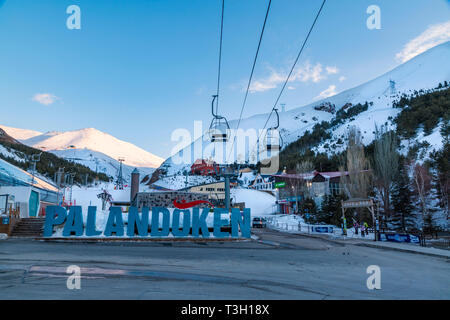 Bei Palandoken Ski Center, Erzurum, Türkei - März 30, 2019: Skilifte und paladoken Skigebiet am ejder Hügel in Palandoken Berg, Erzurum, Türkei Stockfoto