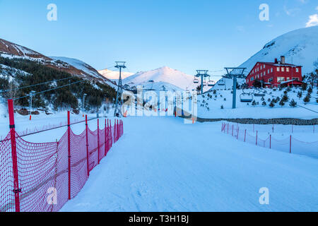 Bei Palandoken Ski Center, Erzurum, Türkei - März 30, 2019: Skilifte und paladoken Skigebiet am ejder Hügel in Palandoken Berg, Erzurum, Türkei Stockfoto