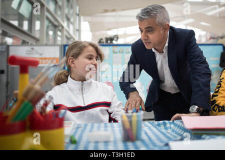 Bürgermeister von London Sadiq Khan bei Evelina Londoner Kinder Hospital, South London, als er startet die weltweit erste Ultra Low Emission Zone giftige Luft zu bekämpfen. Stockfoto
