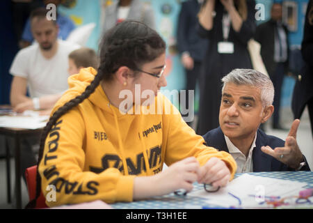 Bürgermeister von London Sadiq Khan bei Evelina Londoner Kinder Hospital, South London, als er startet die weltweit erste Ultra Low Emission Zone giftige Luft zu bekämpfen. Stockfoto