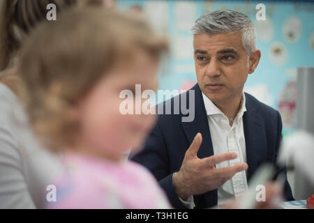 Bürgermeister von London Sadiq Khan bei Evelina Londoner Kinder Hospital, South London, als er startet die weltweit erste Ultra Low Emission Zone giftige Luft zu bekämpfen. Stockfoto