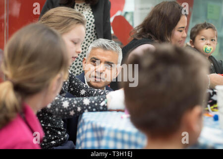 Bürgermeister von London Sadiq Khan bei Evelina Londoner Kinder Hospital, South London, als er startet die weltweit erste Ultra Low Emission Zone giftige Luft zu bekämpfen. Stockfoto