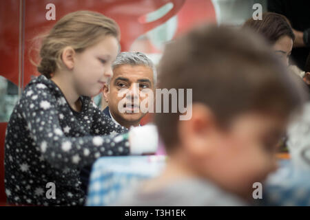 Bürgermeister von London Sadiq Khan bei Evelina Londoner Kinder Hospital, South London, als er startet die weltweit erste Ultra Low Emission Zone giftige Luft zu bekämpfen. Stockfoto
