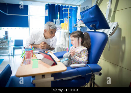 Bürgermeister von London Sadiq Khan bei Evelina Londoner Kinder Hospital, South London, als er startet die weltweit erste Ultra Low Emission Zone giftige Luft zu bekämpfen. Stockfoto