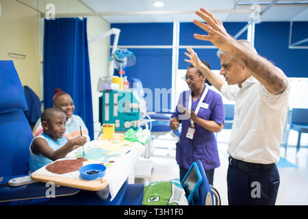 Bürgermeister von London Sadiq Khan bei Evelina Londoner Kinder Hospital, South London, als er startet die weltweit erste Ultra Low Emission Zone giftige Luft zu bekämpfen. Stockfoto
