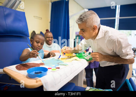 Bürgermeister von London Sadiq Khan bei Evelina Londoner Kinder Hospital, South London, als er startet die weltweit erste Ultra Low Emission Zone giftige Luft zu bekämpfen. Stockfoto