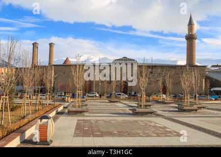 In der alten Stadt Erzurum, Türkei - April 7, 2019: Erzurum Ulu Cami (Moschee) von erzurum Park View in Erzurum, Türkei Stockfoto