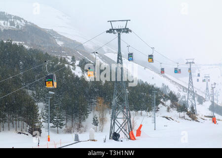 Bei Palandoken Ski Center, Erzurum, Türkei - April 8, 2019: Skilifte und paladoken Skigebiet am ejder Hill bei nebligen Wetter in Palandoken Doppelzi. Stockfoto