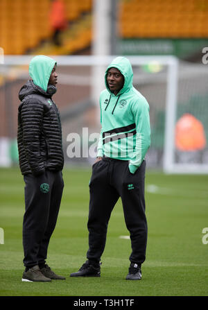 Queens Park Rangers' Hell Osayi-Samuel (rechts) und Teamkollegen auf dem Platz vor ihren Sky Bet Championship Match an der Carrow Road, Norwich. Stockfoto