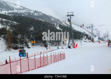 Bei Palandoken Ski Center, Erzurum, Türkei - April 8, 2019: Skilifte und paladoken Skigebiet am ejder Hill bei nebligen Wetter in Palandoken Doppelzi. Stockfoto