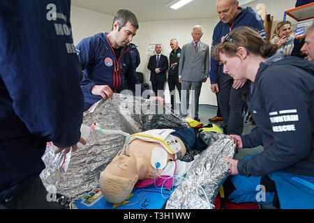 Der Prinz von Wales Uhren Freiwillige, die an einem Training bei seinem Besuch in Langdale Ambleside Bergrettung während einer Tour von Cumbria. Stockfoto