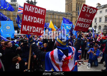 Alastair Campbell spielt Dudelsack durch Demonstranten außerhalb des Houses of Parliament in Westminster umgeben. Stockfoto