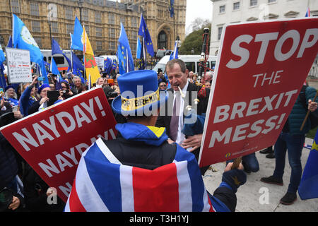 Alastair Campbell spielt Dudelsack durch Demonstranten außerhalb des Houses of Parliament in Westminster umgeben. Stockfoto