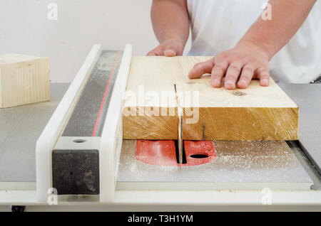 Holzbearbeitung, ein Mann schneiden ein Brett auf einer Kreissäge Maschine Stockfoto