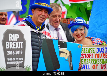 Von links nach rechts; Pro-EU-protester Steve Bray, Alastair Campbell und Madeleina Kay, aka EU Supergirl, außerhalb des Houses of Parliament in Westminster. Stockfoto