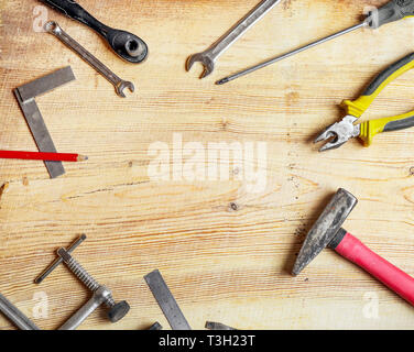 Tools verteilte sich auf dem Brett, Schraubendreher, Zangen, Schraubenschlüssel, Plätze. Flache lei Zusammensetzung, Rahmen Stockfoto