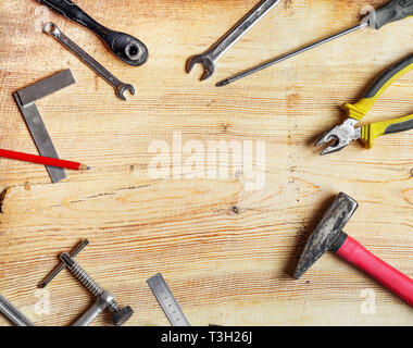 Tools verteilte sich auf dem Brett, Schraubendreher, Zangen, Schraubenschlüssel, Plätze. Flache lei Zusammensetzung, Rahmen Stockfoto